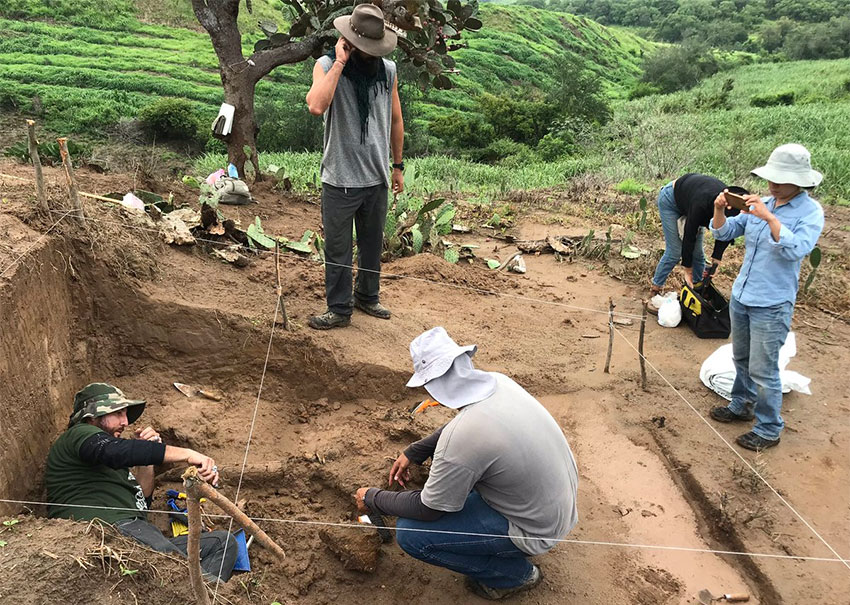Paleontologists in Zapotiltic, Jalisco.