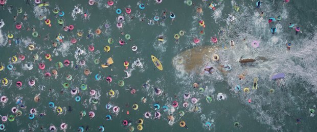 COLOSSAL: Humans are tiny in comparison, as shown in The Meg (Pic: THE MEG)