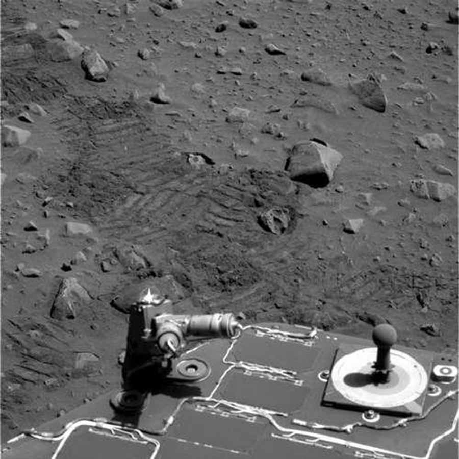 Right Panoramic Camera Non-linearized Full frame EDR acquired on Sol 109 of Spirit's mission to Gusev Crater at approximately 11:28:11 Mars local solar time, camera commanded to use Filter 1 (436 nm). Photo: NASA/JPL/Cornell